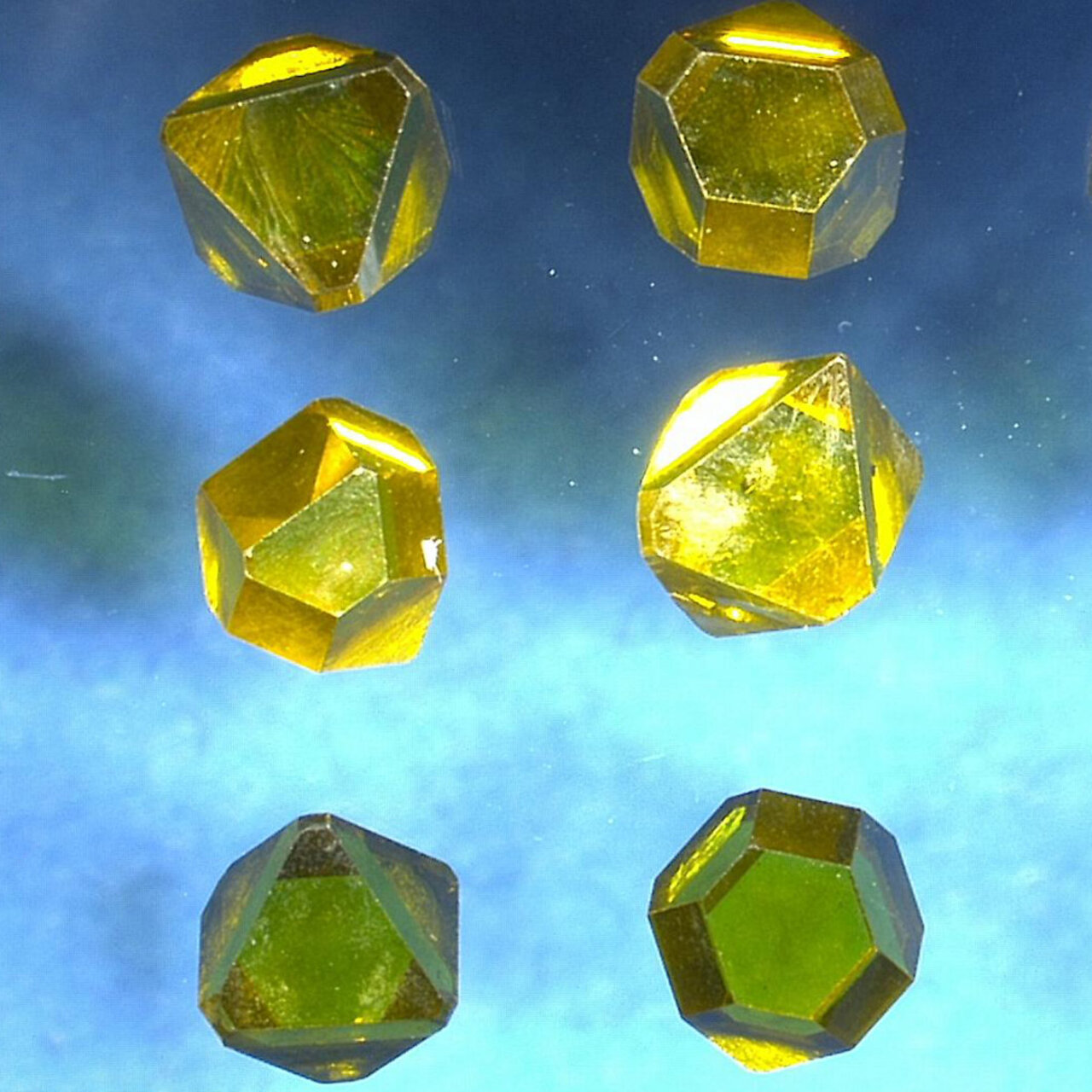 Ceratonia: Monokristalliner synthetischer Diamant
